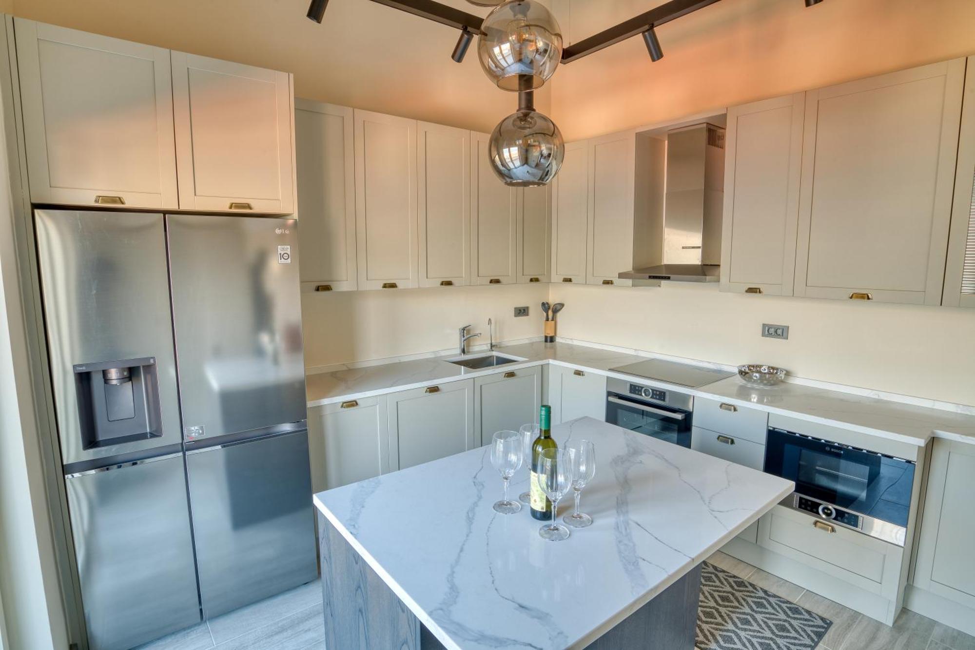 Luxurious 3-Bedroom Apartment By Mn Property コトル エクステリア 写真