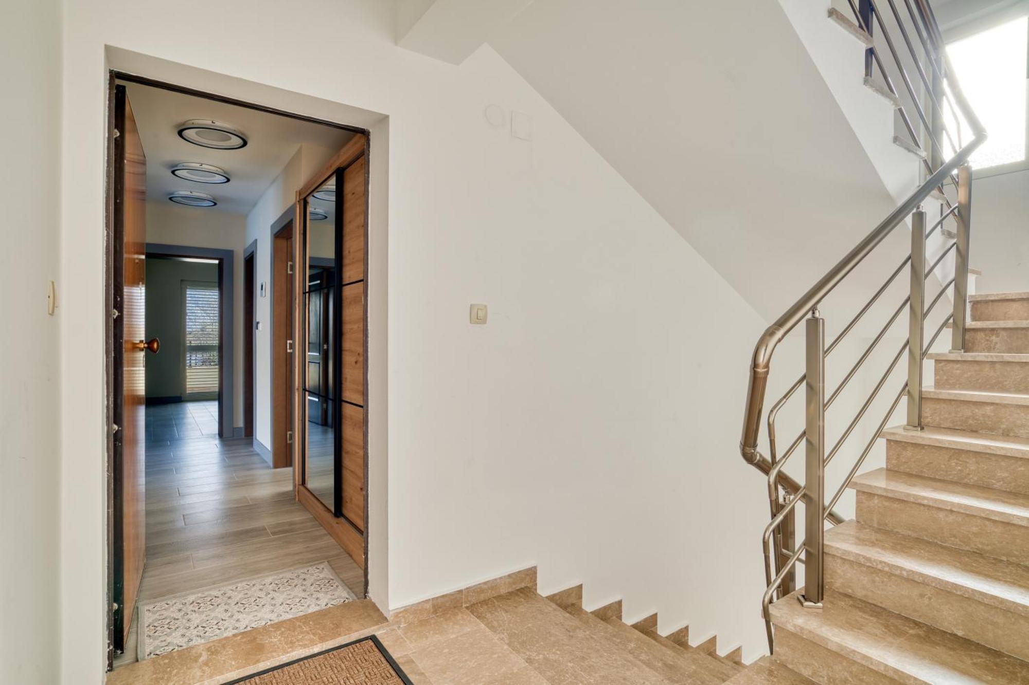 Luxurious 3-Bedroom Apartment By Mn Property コトル エクステリア 写真